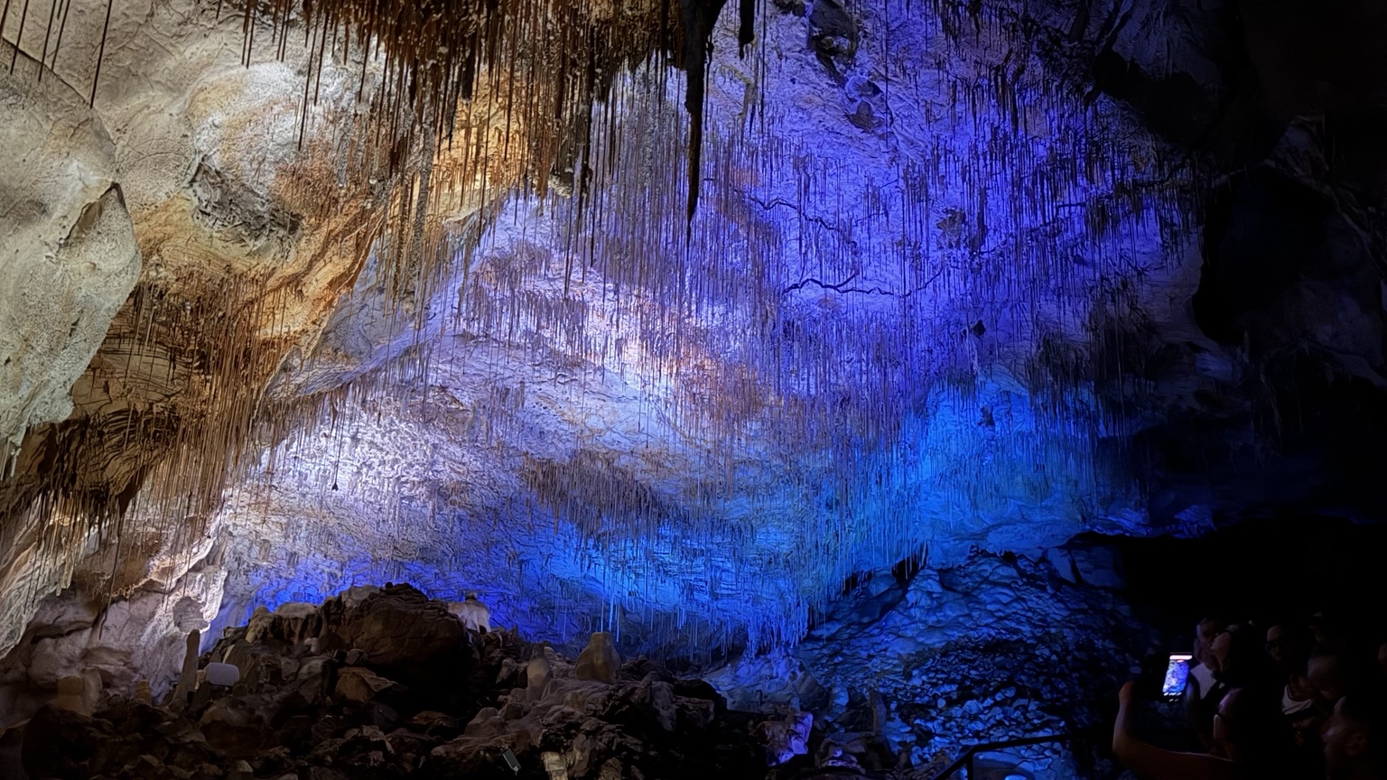Blauw en goud licht over de fijne grotformaties