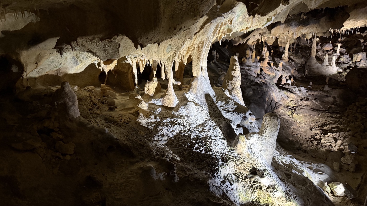 Stalagmieten en druipsteenformaties in een diepe grotzaal
