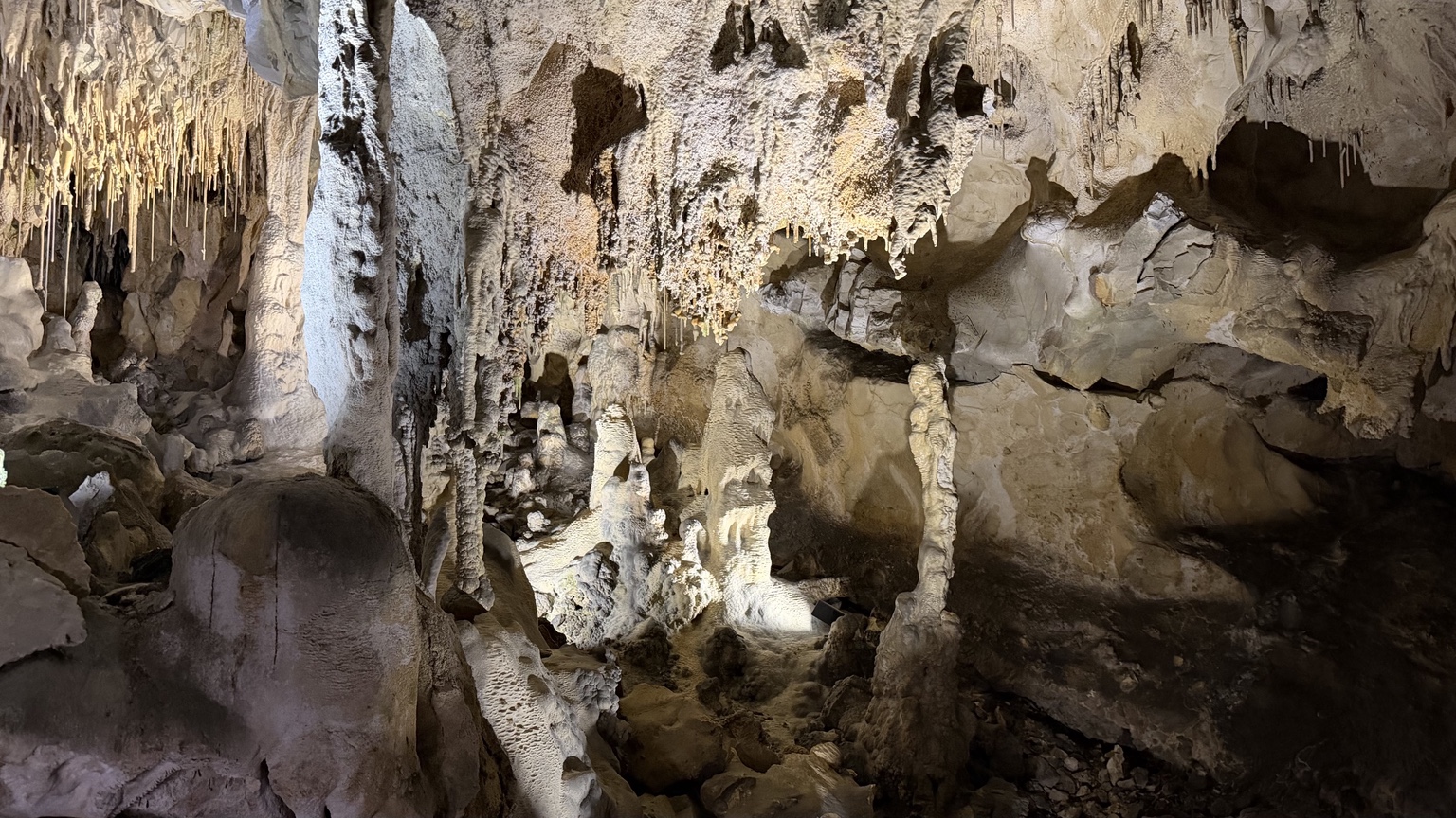 Grote stalagmieten in een helder verlichte grotzaal