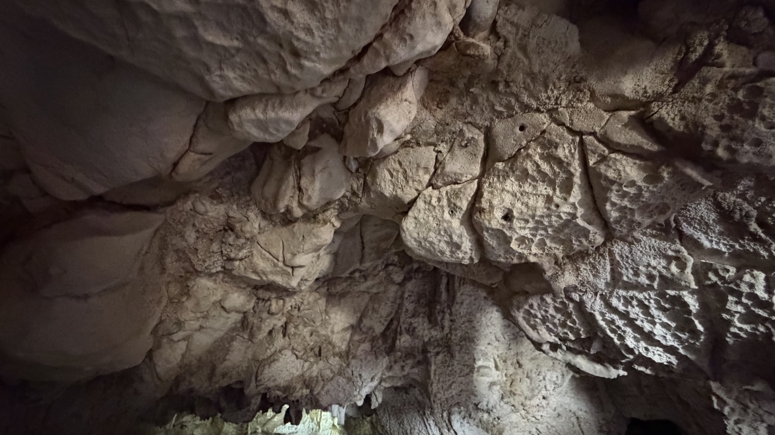 Ruwe kalksteenstructuren in het grotgewelf